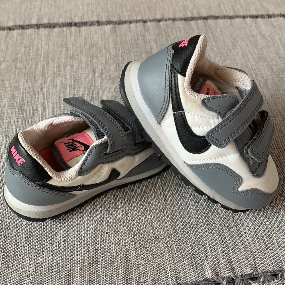Nike | Grey/White Velcro Sneakers